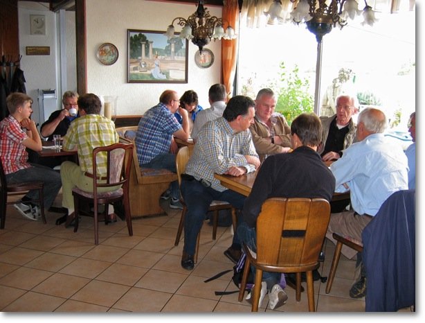 Busreis-fischertechnikclub-2011-007 - Lunch in het restaurant op vliegveld Winningen